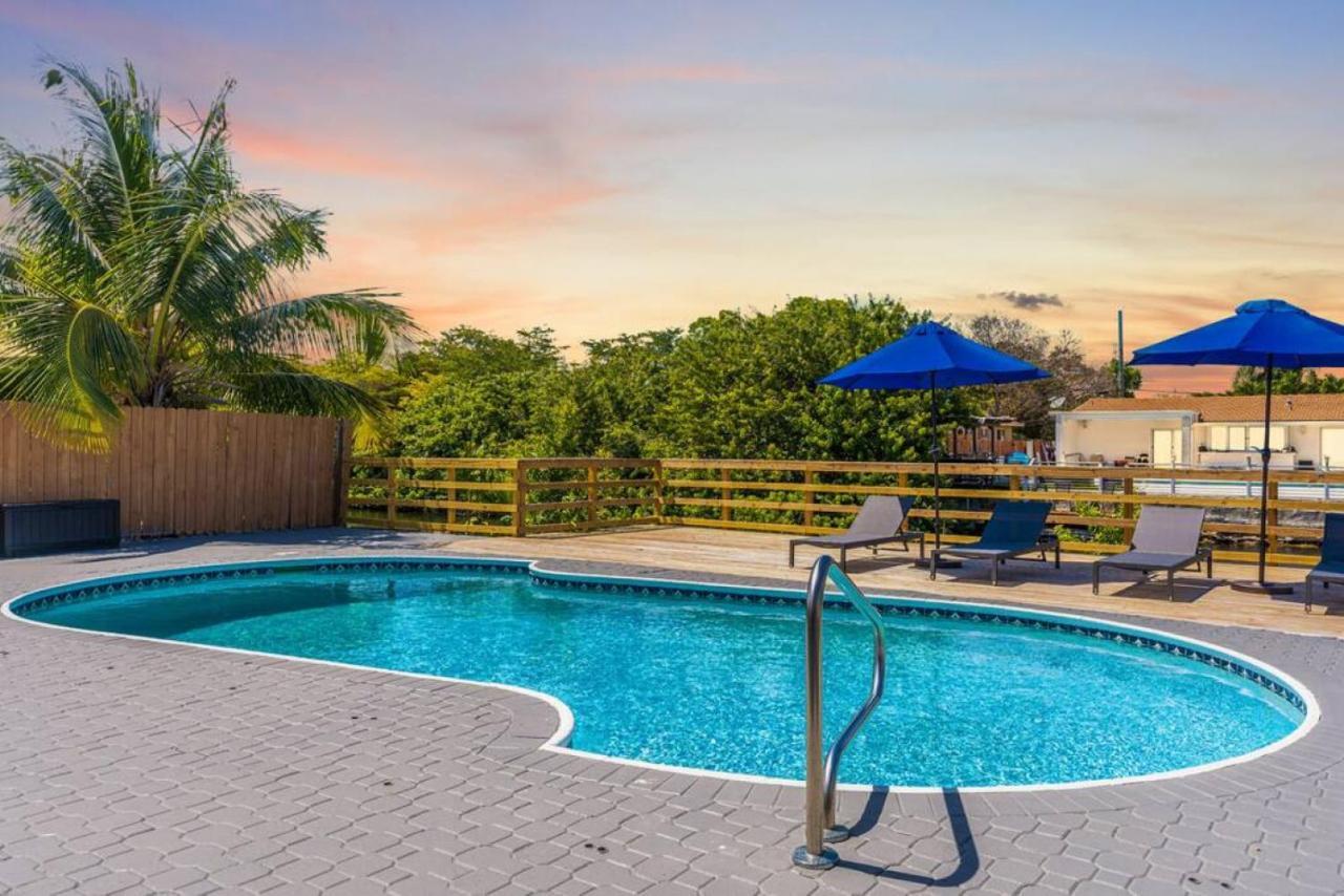 Waterfront Heated Pool Ferienhaus *